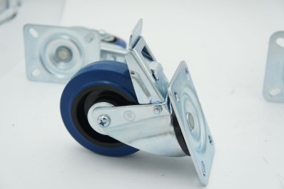 Колесо с синей эластичной резиной поворотное с тормозом фото #203
