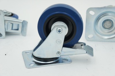 Колесо с синей эластичной резиной поворотное с тормозом фото #201